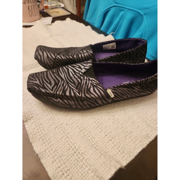 Toms Women's Black & Silver Gray Zebra-Print Flats Size 11 - Picture 2 of 8